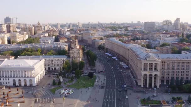 Вид сверху с высоты птичьего полета на Майдан Независимости. — стоковое видео