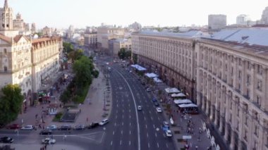 Araba trafiği olan Khreshchatyk caddesinin üst görüntüsü.