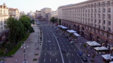 Şehrin ana caddesinde tarihi binalar var..