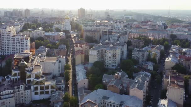 Bovenaanzicht vanuit de lucht van het stadsgezicht in de zomer. — Stockvideo