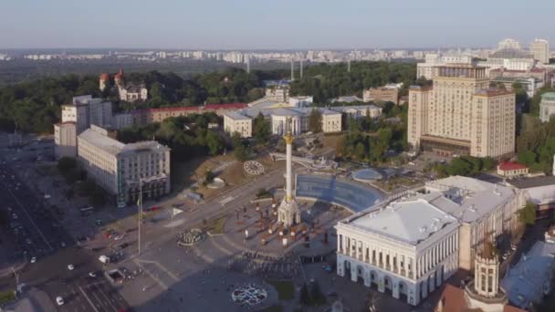 Воздушный беспилотник на центральной площади Киева. — стоковое видео