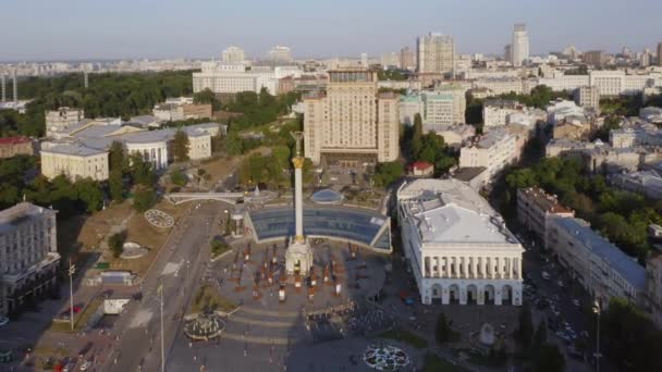 Вид с воздуха на город с площадью Независимости в центре Киева. — стоковое видео