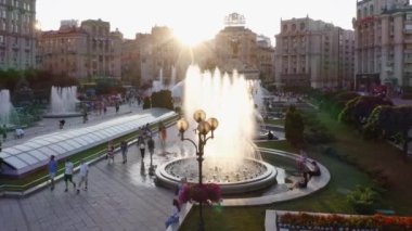 Kiev şehrindeki meydanda bir çeşme..