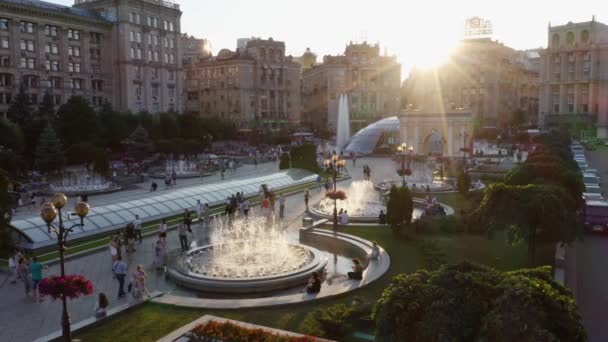 Wandelen mensen in de buurt van fontein op het plein in Kiev stad. — Stockvideo