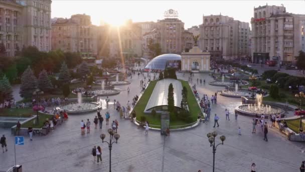 Muchas fuentes que fluyen en la plaza de la ciudad de Kiev. — Vídeo de stock