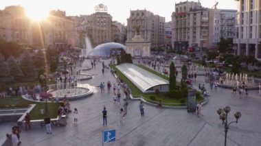 Akan pınarlar ve parlak akşam güneşi..