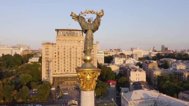 Oavhängighet Monument seger kolumn belägen i Kiev. — Stockvideo