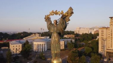 Kiev 'deki güzel altın anıt bağımsızlığı simgeliyor..