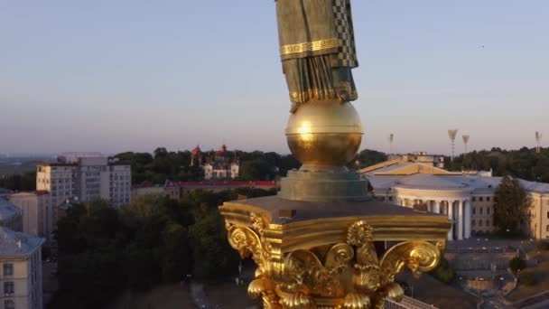 Close-up of golden monument in Kiev symbol of independence. — Stock Video