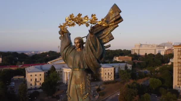 Close-up złoty pomnik pomnik w Kijowie symbolizujący niepodległość. — Wideo stockowe