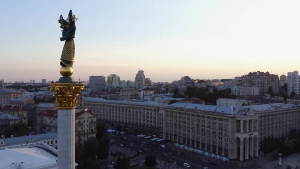 Panoramiczny wieczór Kijowski pejzaż miejski i pomnik niepodległości. — Wideo stockowe