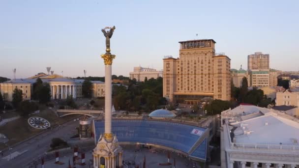 Unabhängigkeitsplatz in Kiew mit Denkmal und abendlichem Stadtbild. — Stockvideo