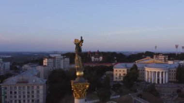 Ukrayna 'nın bağımsızlığı anıtının etrafında uçuşan İHA' dan görüntü.