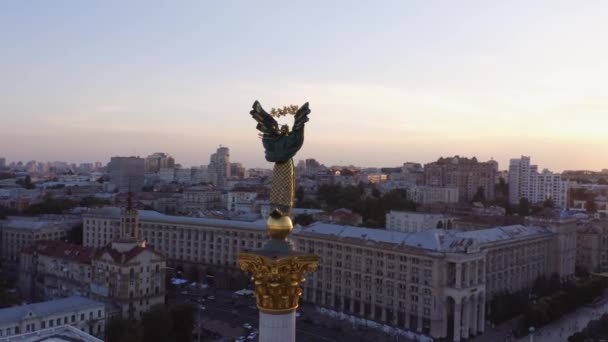 Wieczór panoramiczny Kijowski widok z zabytkiem niepodległości. — Wideo stockowe