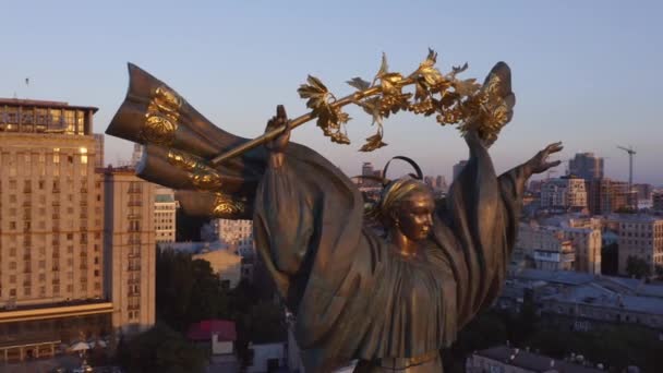 Närbild av brons Berehynia staty som en symbol för Ukraina självständighet. — Stockvideo