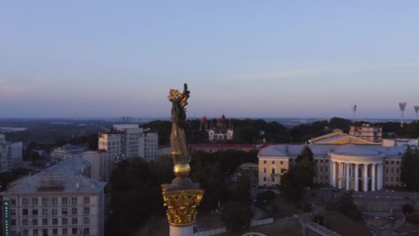 Vista desde el avión no tripulado volando alrededor del monumento de la independencia ucraniana. — Vídeo de stock