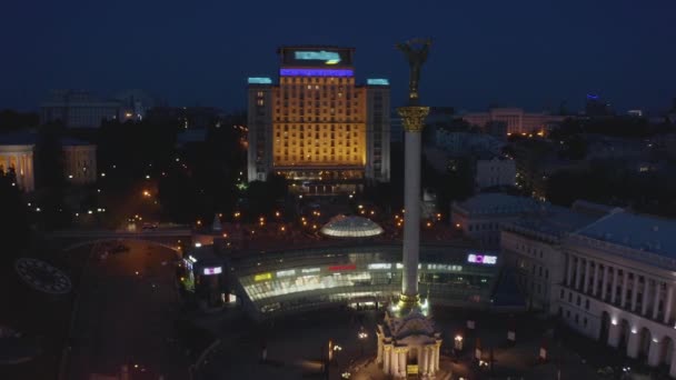 Повітряний вид з дрона на площу незалежності України вночі.. — стокове відео