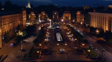 Kiev şehir merkezinin gece hava aracı görüntüsü.