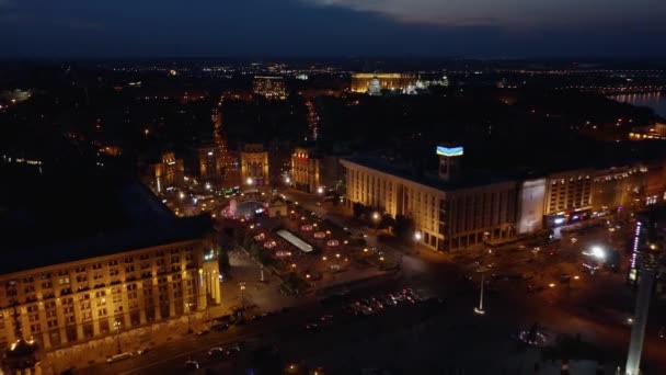 Luftaufnahme von der Nacht Kiewer Unabhängigkeitsplatz. — Stockvideo