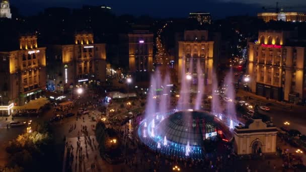 Vzdušný pohled na centrum Kyjeva a barevné stříkající fontány. — Stock video