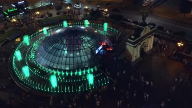 Renkli fıskiyeler ve etrafta dolaşan bir sürü insan..