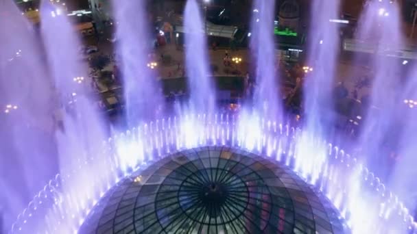 Bovenaanzicht vanuit de lucht van gekleurde spetterende fonteinen. — Stockvideo