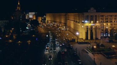 Şehirdeki gece ılımlı araba trafiğinin hava üst görüntüsü.