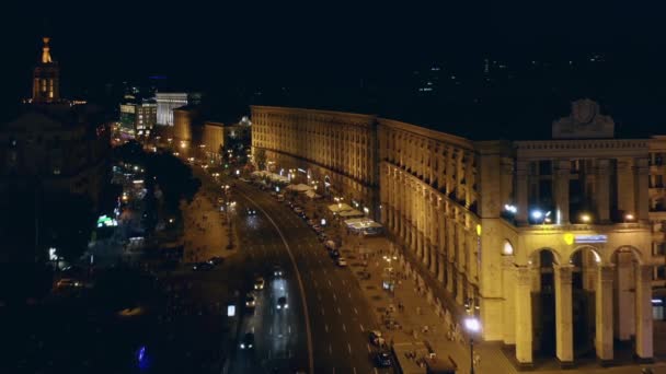 Luchtfoto bovenaanzicht van de belangrijkste Kiev stad straat 's nachts. — Stockvideo