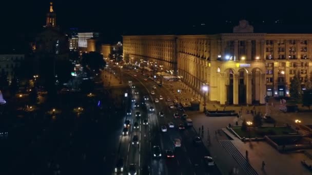 Luchtfoto bovenaanzicht snelle snelheid beweging van auto 's beweging' s nachts. — Stockvideo