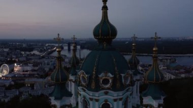 Kiev 'deki ünlü Slav Ortodoks kilisesinin insansız hava aracı görüntüsü.