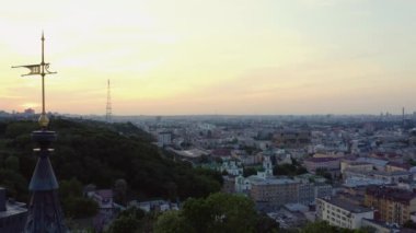 Şehir manzarası katolik kilise ve akşam gökyüzü.