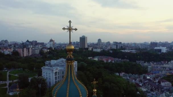 Ünlü bir Slav Ortodoks kilisesinin altın haçı.. — Stok video
