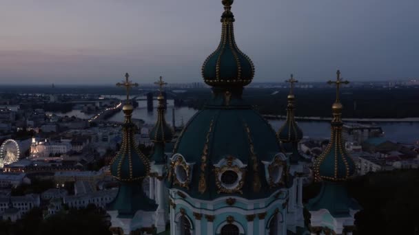 Uitzicht vanaf drone op de beroemde slavische orthodoxe kerk in Kiev. — Stockvideo