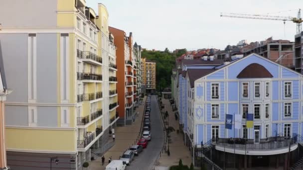 Kleine stree weg tussen kleurrijke laagbouw Europese gebouwen. — Stockvideo