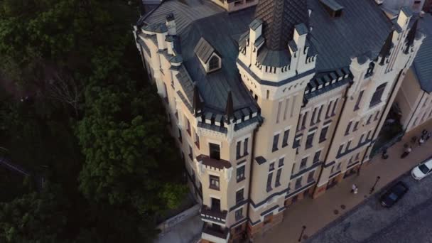 Вид с воздуха на крышу исторического европейского малоэтажного здания. — стоковое видео