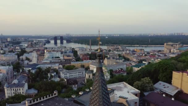 Вид з повітря на міський пейзаж і церковний конічний дах . — стокове відео