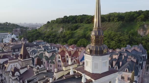 Evropské město krajina s kostelem s kuželovitou střechou. — Stock video