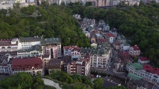 Старі європейські міські будівлі та дерева вид з повітря . — стокове відео