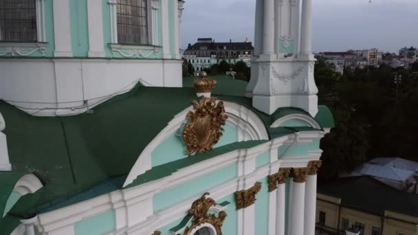 Close-up golden decorations of green orthodox slavic church. — Vídeos de Stock