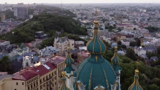 Saint andrew slavic church roof with view on the city. — Vídeo de stock