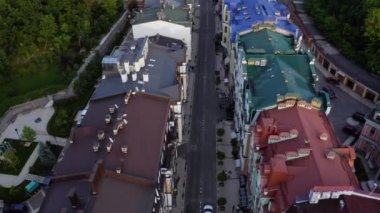 İnce yol manzarası. Renkli tarihi binalar..