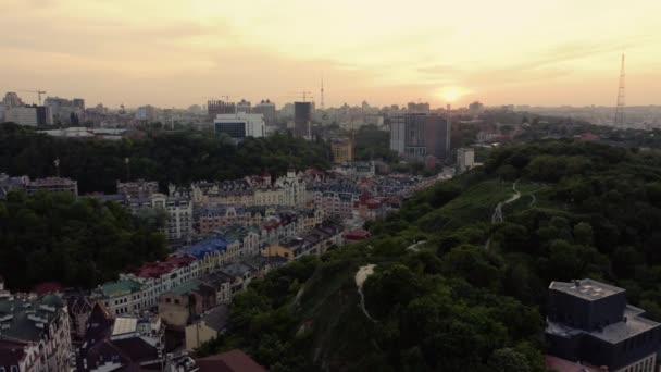 Evening city scape with old colored buildings. — Vídeo de stock