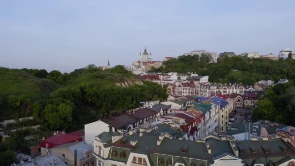 Східне єврозове місто з історичними будинками та церквами низького зросту.. — стокове відео