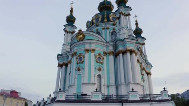 Igreja de Saint Andrews em Kiev na Descida de Andriyivskyy. — Vídeo de Stock