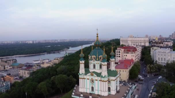 Luchtfoto van oude Europese gebouwen met slavische kerk. — Stockvideo