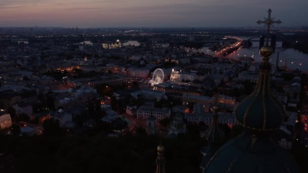 Krásná noční krajina města s pravoslavnými slovanskými kostelními kopulemi. — Stock video