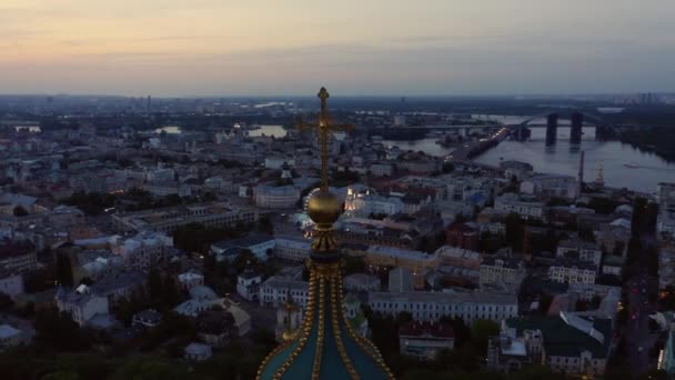 Panoraic Kiev şehir manzarası ve altın kilise haçı. — Stok video