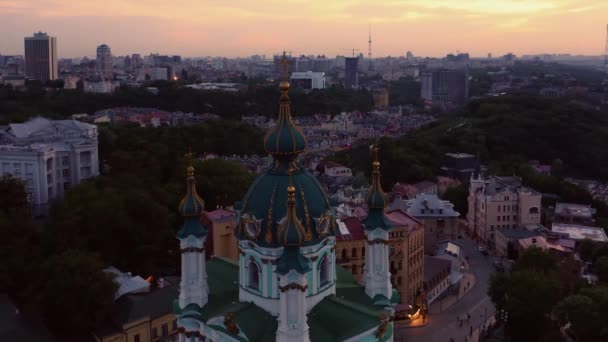 Berömda ukrainska helgon Andrew slaviska kyrkan på kvällen. — Stockvideo