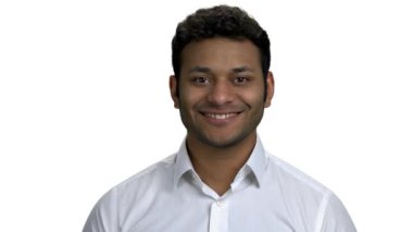 Kameraya bakarak gülümseyen işadamını kapat.