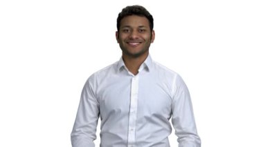 Gülümseyen Afro-Amerikan iş adamı iki parmağını kaldırıyor..